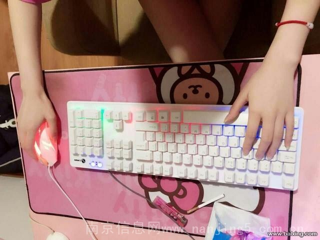 16年无边框超帅27寸白色四核8g游戏独显台式机电