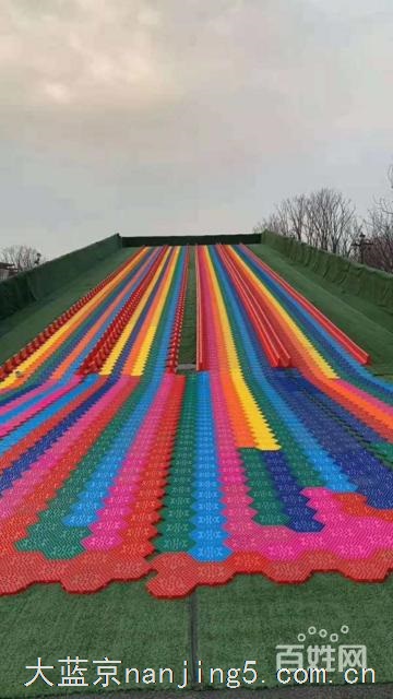 抖音上的“爆红”七彩旱雪滑道带你体验刺激体验