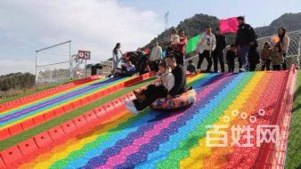 抖音上的“爆红”七彩旱雪滑道带你体验刺激体验
