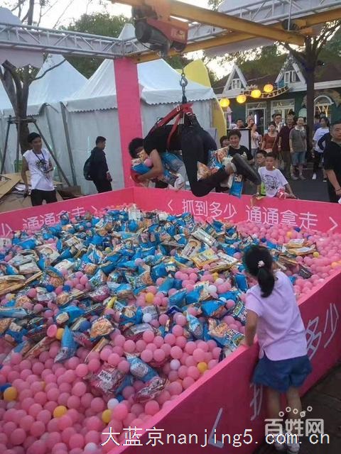 真人版抓娃娃机 抓到娃娃统统带回家玩出飞翔感