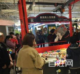 真人版抓娃娃机 抓到娃娃统统带回家玩出飞翔感