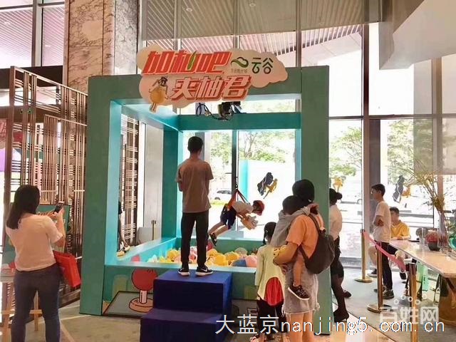 真人版抓娃娃机 抓到娃娃统统带回家玩出飞翔感