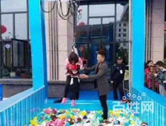 真人版抓娃娃机 抓到娃娃统统带回家玩出飞翔感