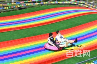 抖音上的“爆红”七彩旱雪滑道带你体验刺激体验