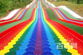 抖音上的“爆红”七彩旱雪滑道带你体验刺激体验