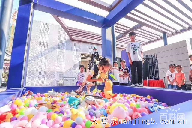 真人版抓娃娃机 抓到娃娃统统带回家玩出飞翔感