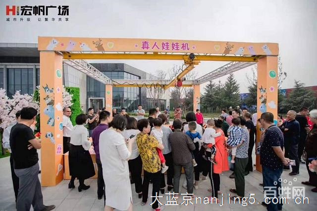 真人版抓娃娃机 抓到娃娃统统带回家玩出飞翔感