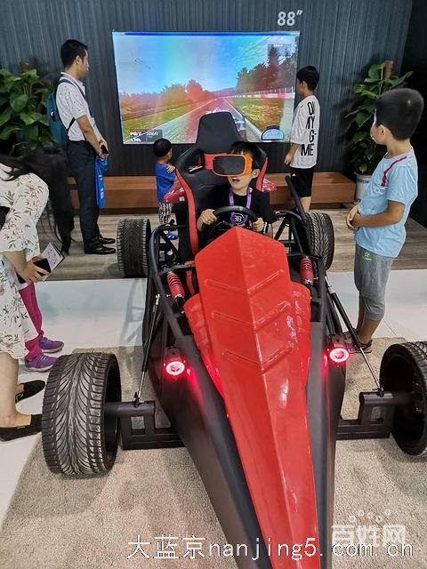 南京栖霞提供VR多人影院VR赛车VR360旋转设备