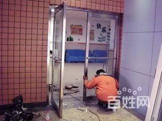南京奥体玻璃门下沉拖地关不严维修更换地弹簧门夹把手