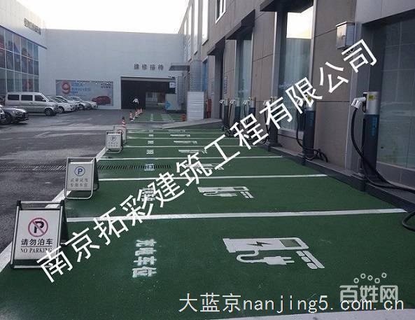 专用树脂胶水将耐磨陶瓷颗粒粘接在路面上,防滑路面