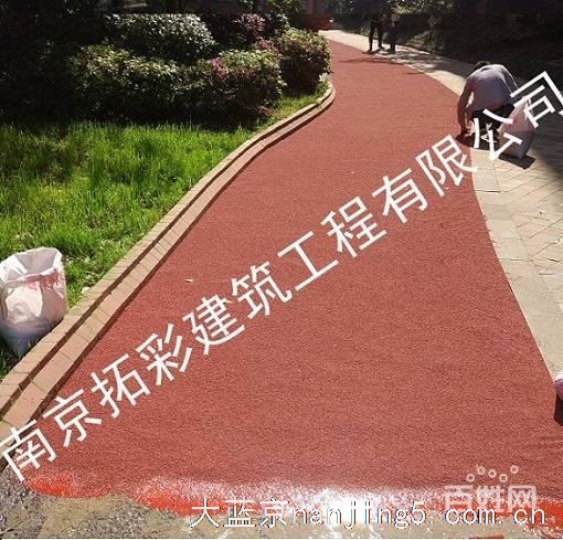 专用树脂胶水将耐磨陶瓷颗粒粘接在路面上,防滑路面