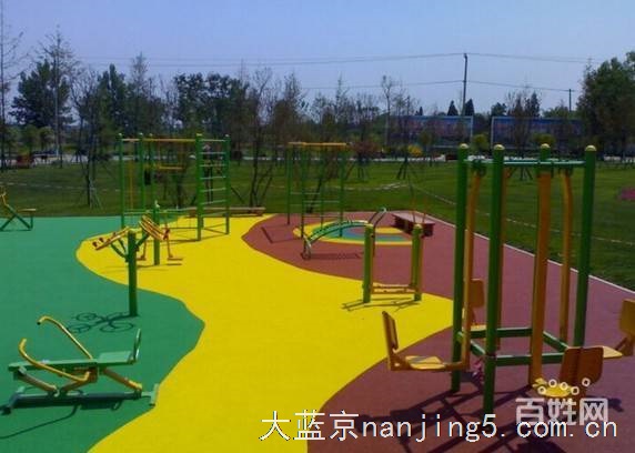 彩色陶瓷颗粒+聚氨酯粘合剂的防滑路面,南京地面施工