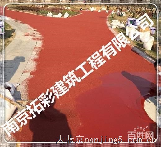 专用树脂胶水将耐磨陶瓷颗粒粘接在路面上,防滑路面