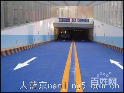 南京陶瓷颗粒路面,具有高防滑性能,色彩鲜艳施工快