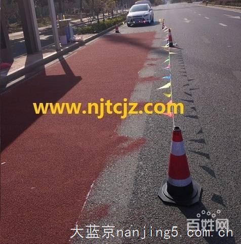 专用树脂胶水将耐磨陶瓷颗粒粘接在路面上,防滑路面