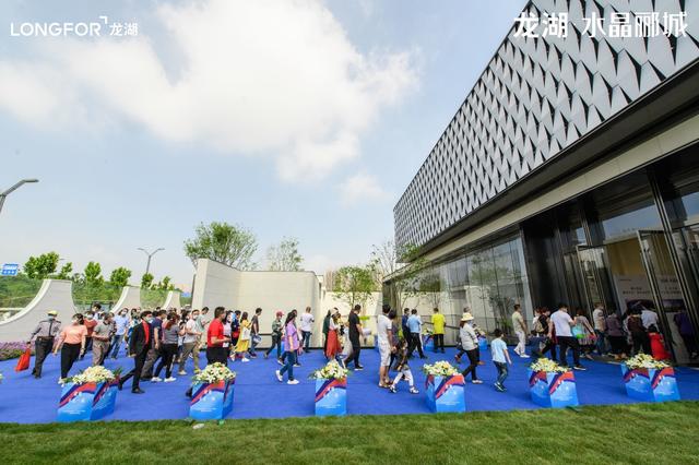 客户争相参观!龙湖水晶郦城正式亮相,滨江新城腾飞在即